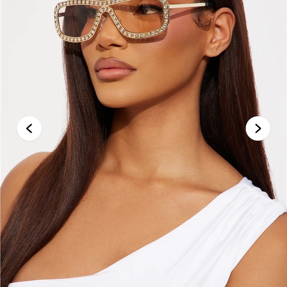 Gold Oversized Shield Sunglasses with Luxurious Design - Picture 4 of 4